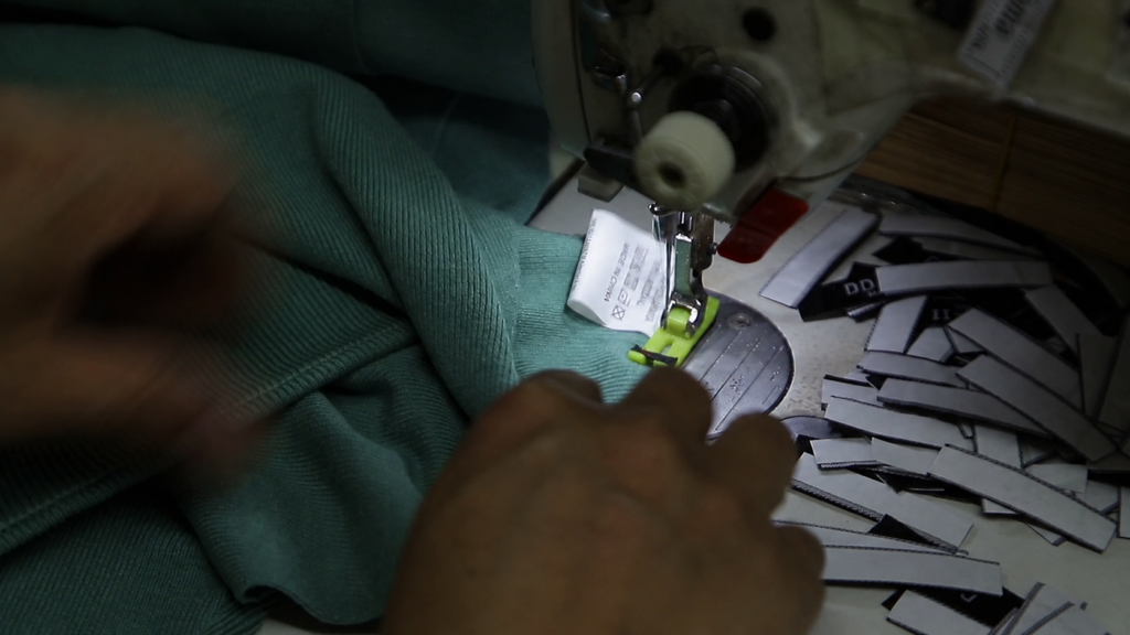 How to Evaluate a Women’s Knitwear Sample Before Bulk Production custom labels and packaging for women’s knitwear