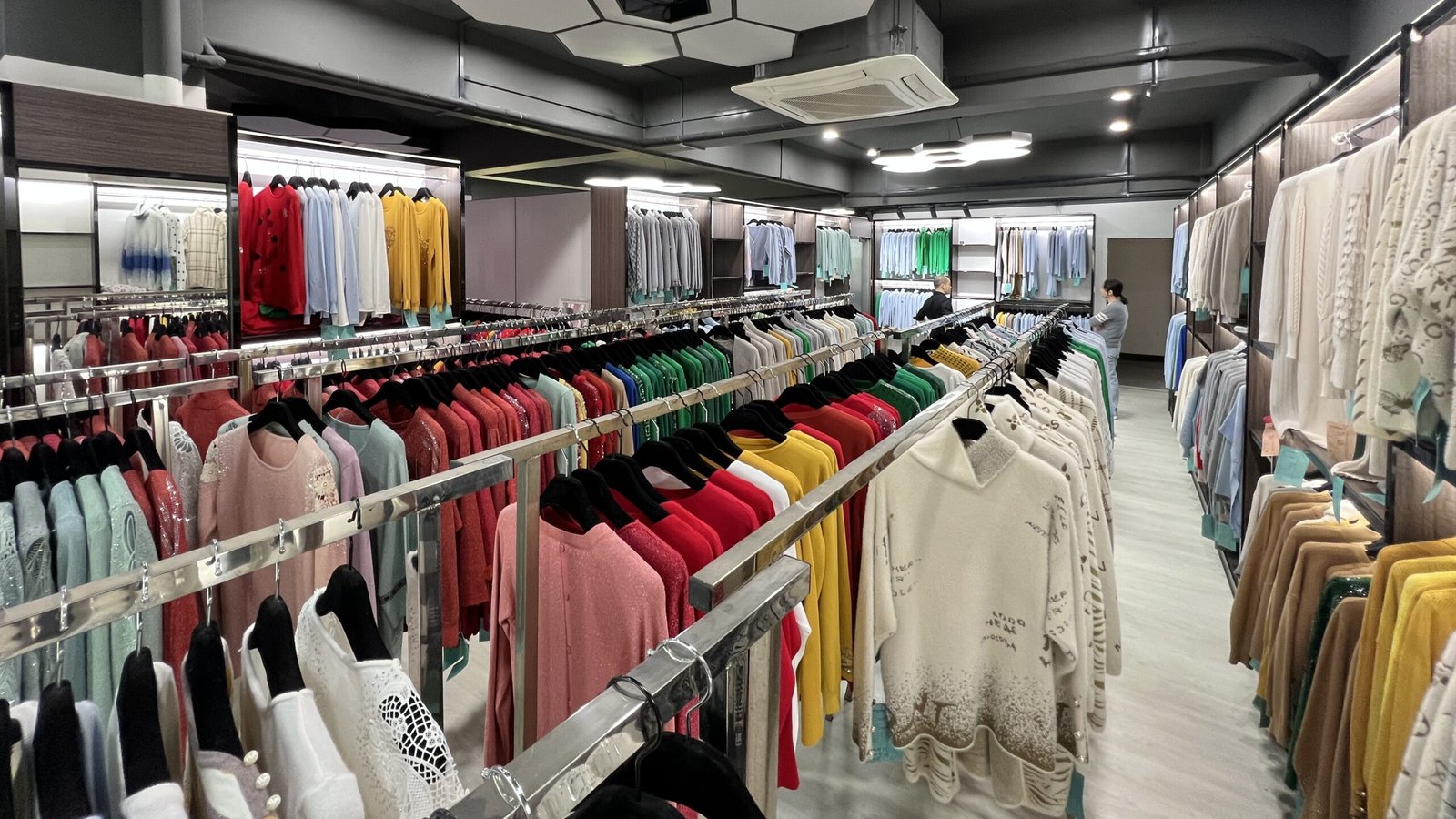 Common Mistakes to Avoid When Sourcing Custom Women’s Knitwear